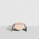 Ottoman Eclipse - vue de profil, silhouette sculpturale en aluminium poudré mat