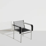 Fauteuil Sandows avec accoudoirs en bois de René Herbst pour Petite Friture - acier chromé et accoudoirs chêne laqué noir