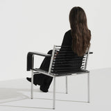 Fauteuil Sandows avec accoudoirs - vue de profil avec les sandows caoutchouc