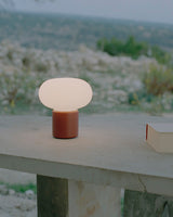 Lampe de table portable Karl-Johan — Earth Red
