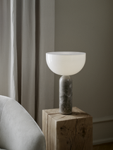 Lampe de table Kizu — Gris du Marais Marble w. White Acrylic