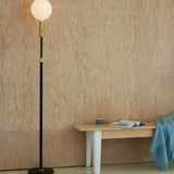 Lampadaire ajustable Poise — Laiton