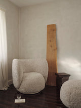 Fauteuil Rico peau de mouton en situation dans un salon