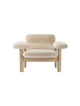Fauteuil Brasilia dossier bas, chêne naturel, peau de mouton Sheepskin Nature
