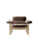 Fauteuil Brasilia dossier bas, chêne naturel, peau de mouton Sheepskin Sahara