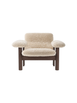 Fauteuil Brasilia dossier bas, chêne teinté foncé, peau de mouton Sheepskin Nature