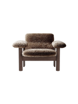 Fauteuil Brasilia dossier bas, chêne teinté foncé, peau de mouton Sheepskin Sahara