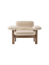 Fauteuil Brasilia dossier bas, noyer, peau de mouton Sheepskin Nature