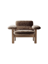 Fauteuil Brasilia dossier bas, noyer, peau de mouton Sheepskin Sahara