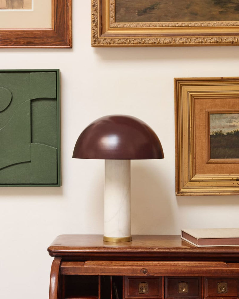 Lampe de table Zorione — Lampe de table Zorione en marbre blanc et métal peint en marron