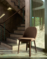 Chaise Meila en situation, chenille terracotta