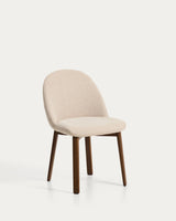 Chaise Meila en chenille beige et pieds en bois de frêne finition noyer
