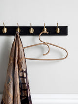 Porte-manteau EDGY 6 crochets - Noir, laiton - ambiance