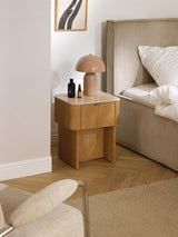 Table de chevet ZUMI travertin en situation dans une chambre