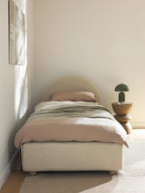 Lit matelasse Ebba — vue d'ambiance chambre