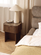 Table de chevet ZUMI marbre en situation dans une chambre