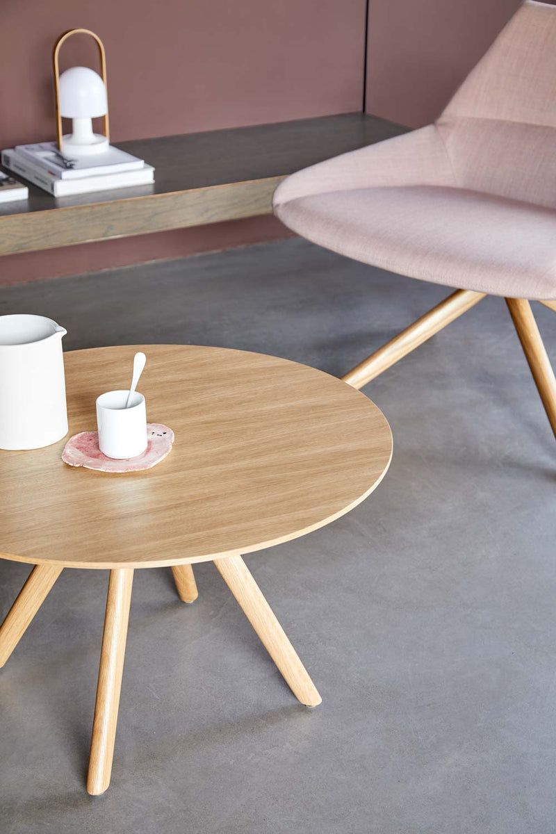 Table Stiks H38cm & plateau Ø70cm — Chêne naturel