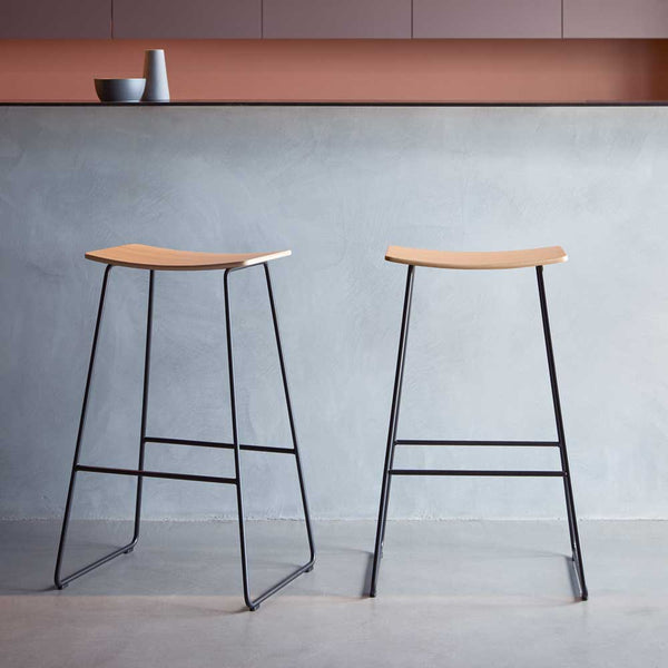 Tabouret haut Tao bois — Acier noir & Chêne naturel