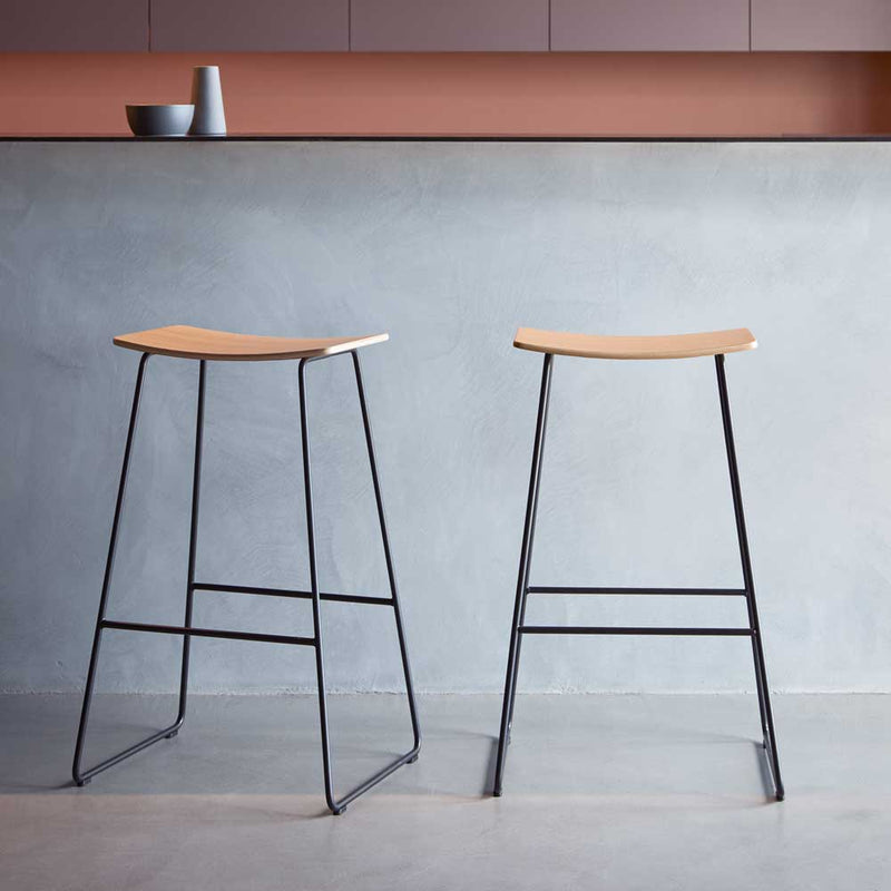 Tabouret haut Tao bois — Acier noir & Chêne naturel