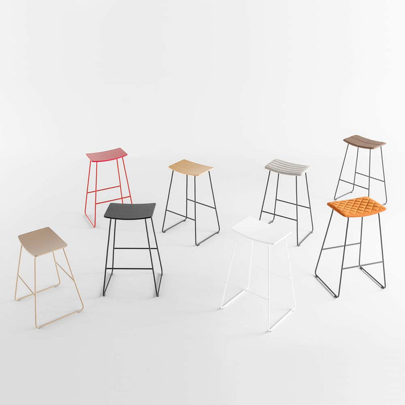 Tabouret haut Tao bois — Acier noir & Chêne naturel