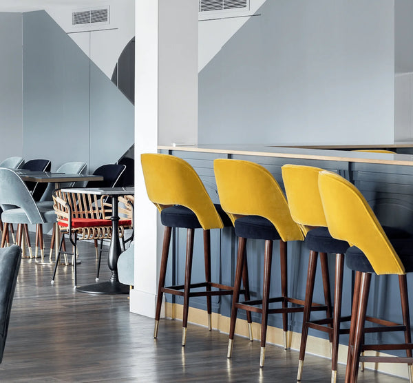 Chaise de bar Ava — exterior in esparta, interior in smooth easy clean forest, 056-2 solid wood feet, polished brass fittings