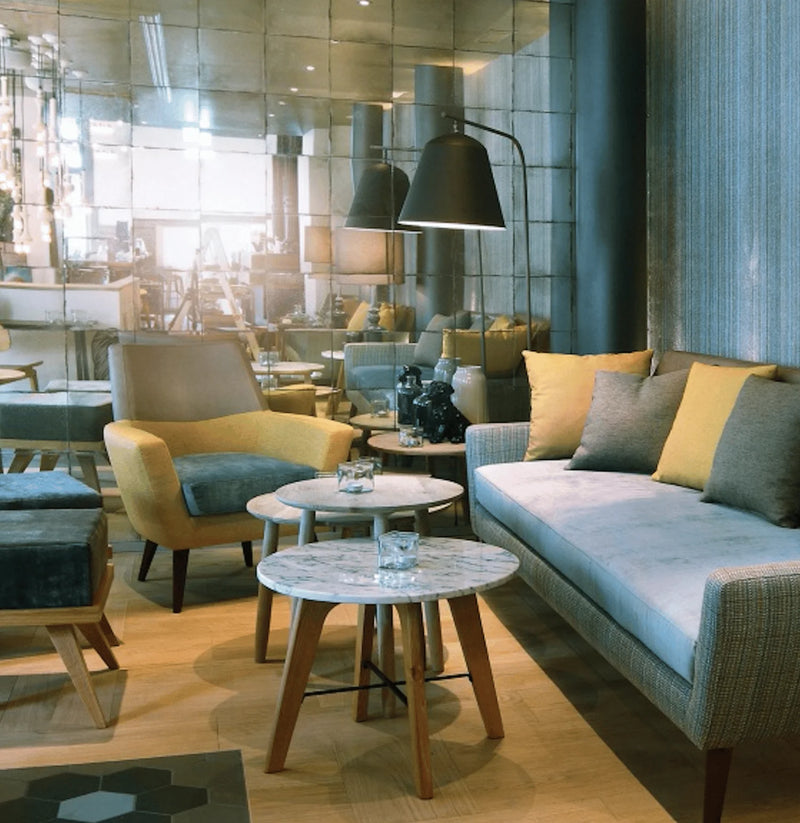 Table d'appoint en marbre Flex — side table: estremoz marble top, ash 056-2 solid wood feet, gold lacquered metal fittings