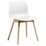 Chaise About a Chair AAC12, Blanc / Chêne verni mat