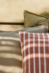Vue d'ambiance du coussin Nexu en coton 45x45 cm, motif Terracotta et Blanc