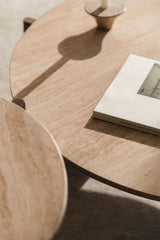 Vue d'ambiance des tables basses rondes Lavinia, finition travertin et bois de manguier naturel