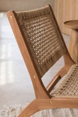 Vue d'ambiance du fauteuil Verlian en bois d'acacia avec assise en rotin PE