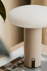 Lampe de table LED sans fil en fer Zosima Tapioca Beige détail