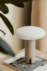 Lampe de table LED sans fil en fer Zosima Tapioca Beige