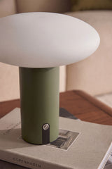 Lampe de table LED sans fil en fer Zosima Vert Olive Intense détail