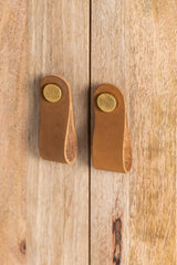 Pack de 2 poignées en cuir Jember coloris Camel avec bouton doré