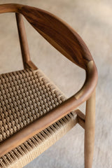 Vue d'ambiance des chaises Mallory en bois d'acacia et corde tressée