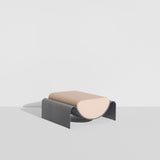 Ottoman Eclipse de Garnier & Pingree pour Petite Friture - Gris pierre avec coussin Kvadrat Haku