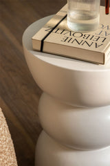 Table d'appoint Tiyi, détail du profil sculptural en dolomite