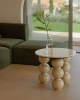 Table d'appoint Mousa travertin - vue d'ambiance