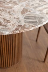 Vue d'ambiance de la table ronde Giselda en pierre naturelle et bois de manguier