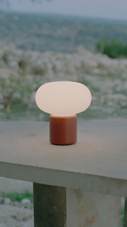 Lampe de table portable Karl-Johan — Earth Red
