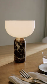 Lampe de table portable Kizu — Marbre Rosso Levanto