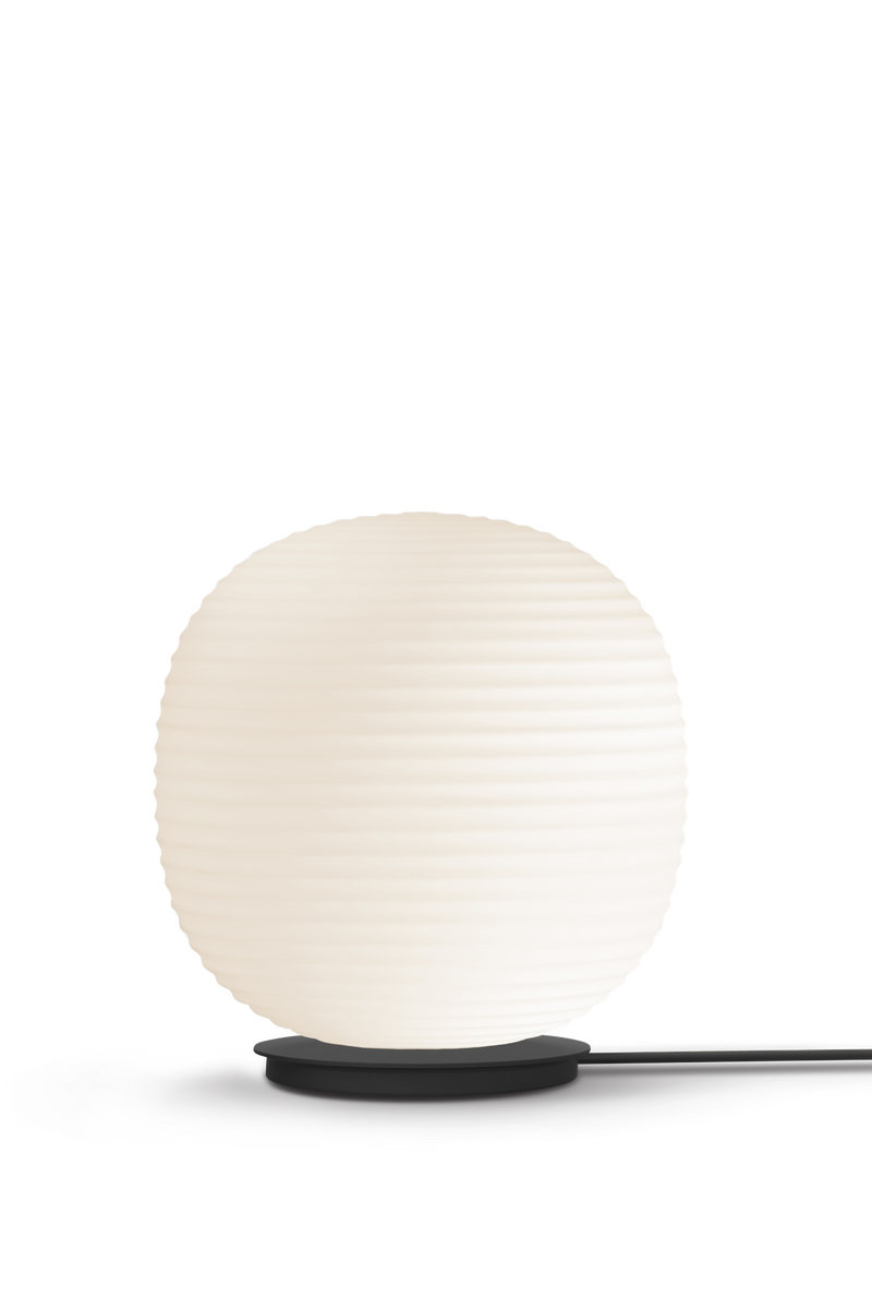 Lampe de sol Globe — Black Base w. Frosted White Opal Glass