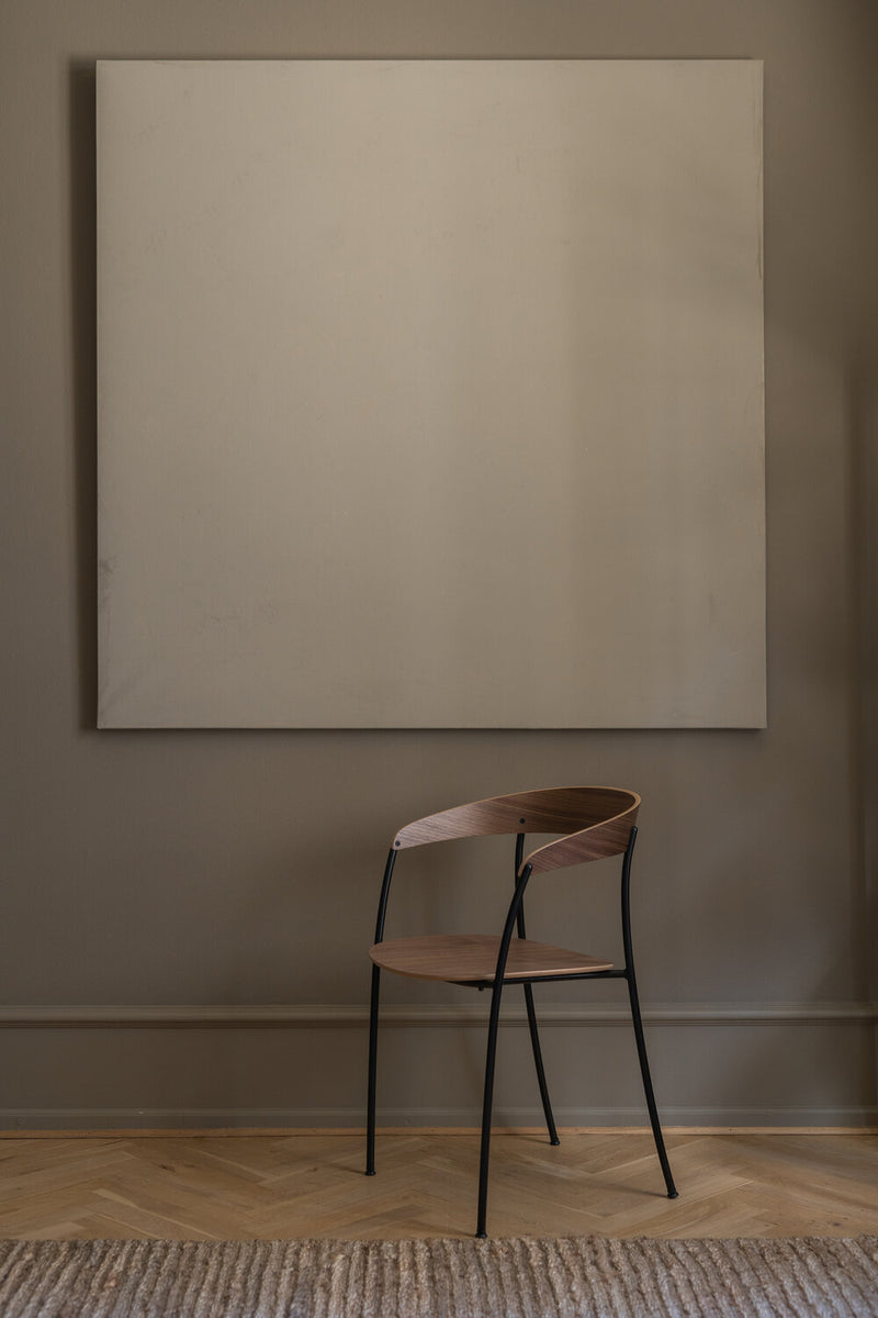 Fauteuil Missing — Walnut w. Black Frame
