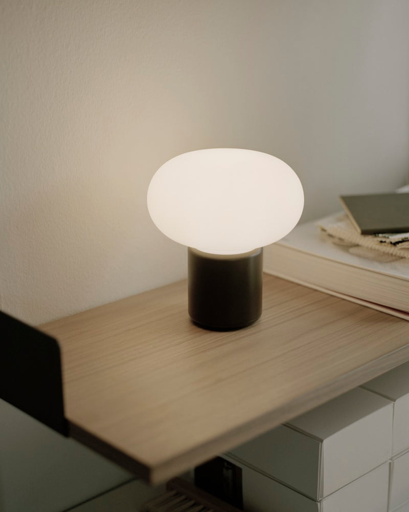 Lampe de table portable Karl-Johan — Cold Black