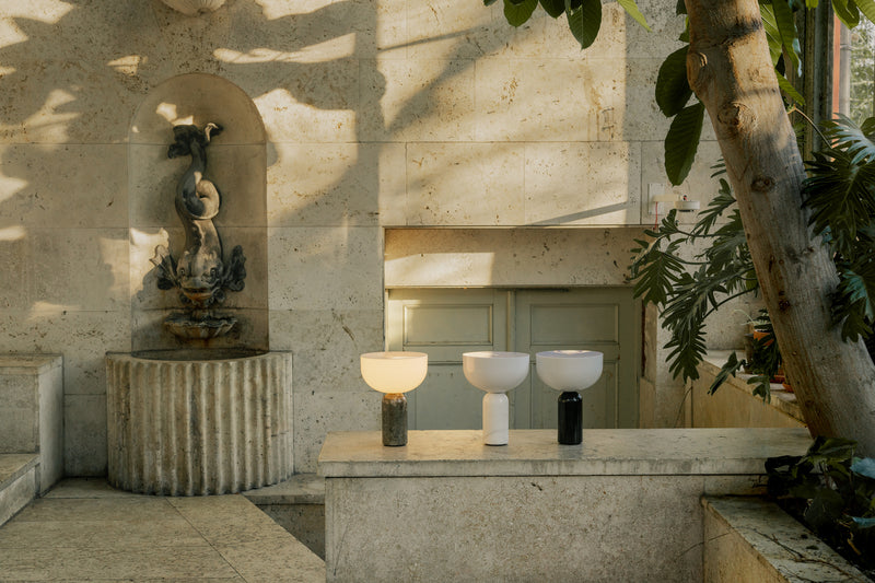 Lampe de table portable Kizu — Black Marble w. White Acrylic