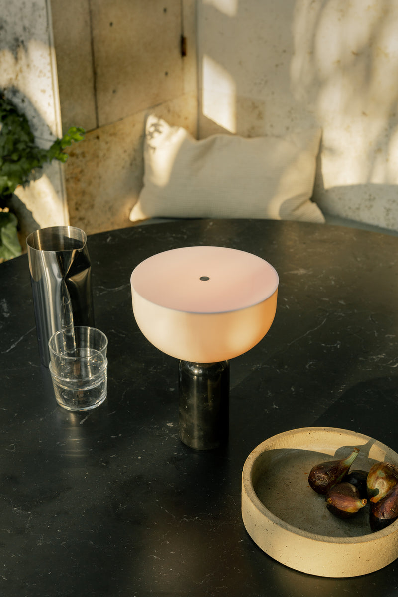 Lampe de table portable Kizu — Black Marble w. White Acrylic