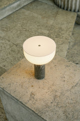 Lampe de table portable Kizu — Gris du Marais Marble w. White Acrylic