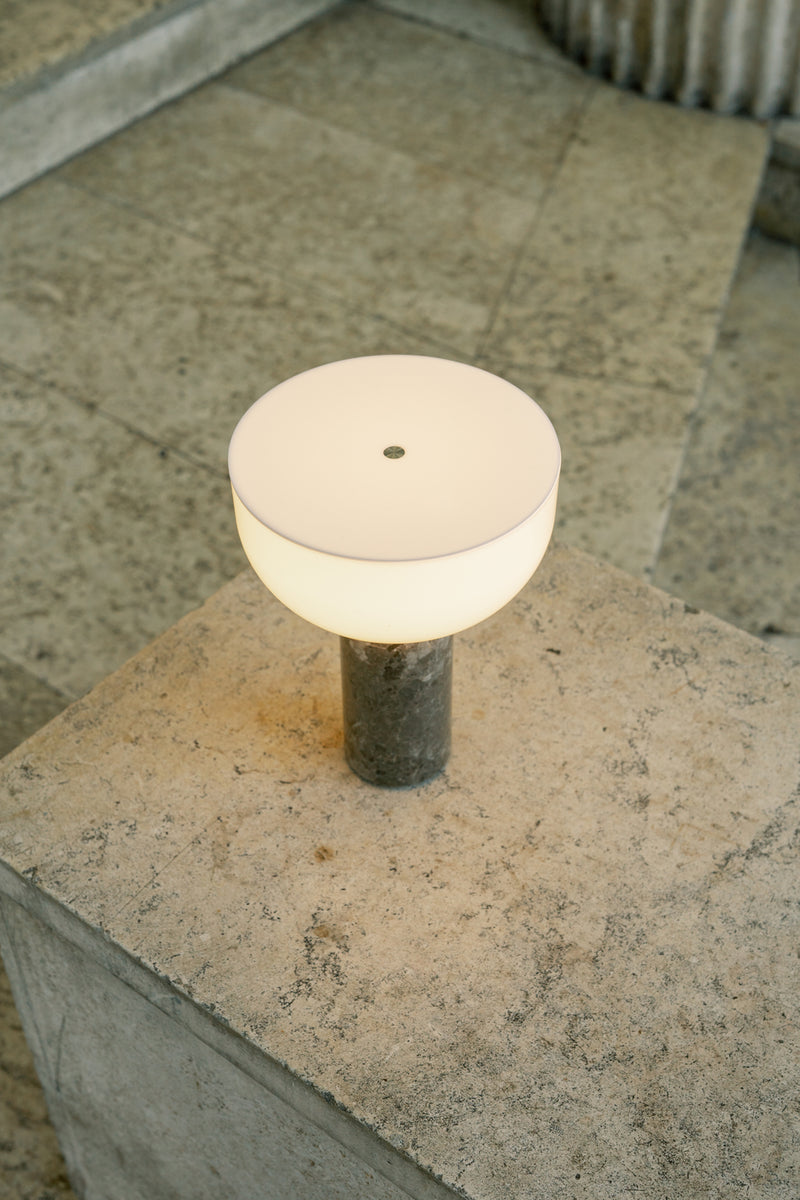 Lampe de table portable Kizu — Gris du Marais Marble w. White Acrylic