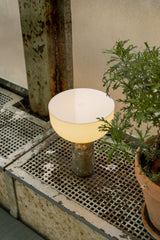 Lampe de table portable Kizu — Gris du Marais Marble w. White Acrylic