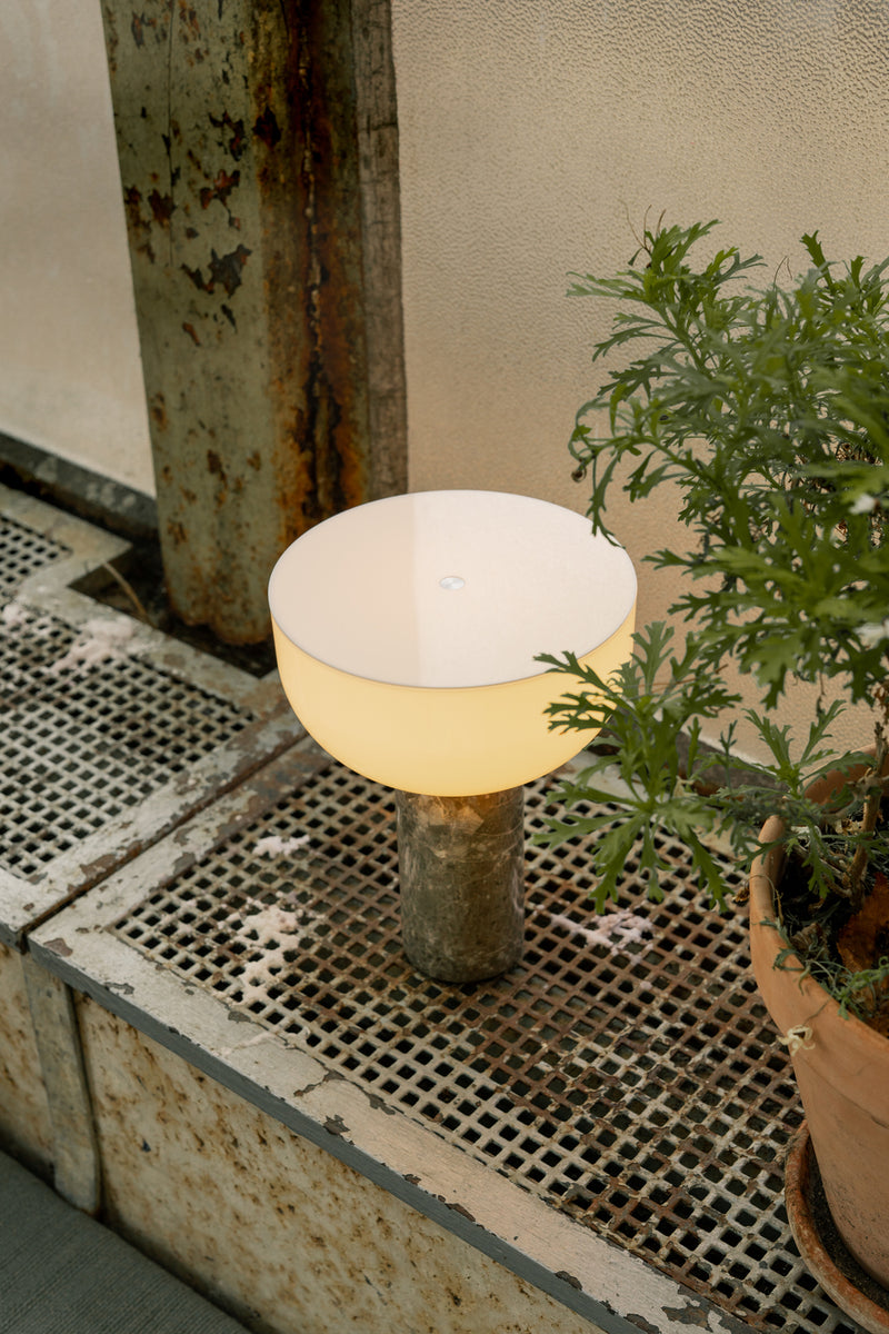 Lampe de table portable Kizu — Gris du Marais Marble w. White Acrylic